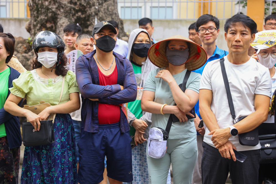 Nhiều cha mẹ luôn túc trực tại cổng điểm thi mong ngóng con em báo kết quả sau buổi thi. (Ảnh: PV/Vietnam+)