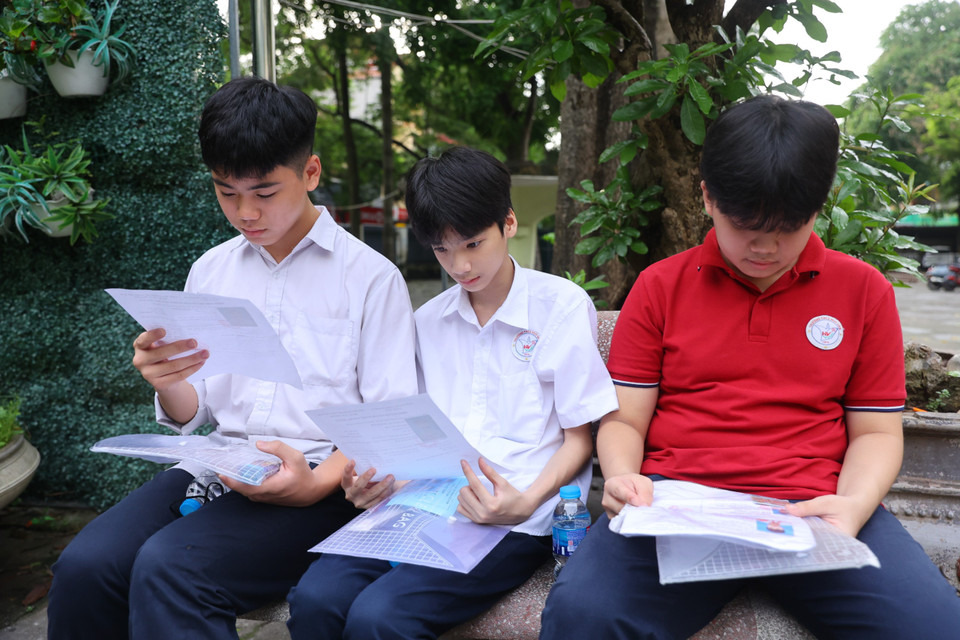 Nhóm sỹ tử ôn lại bài cho môn thi đầu tiên. (Ảnh: PV/Vietnam+)