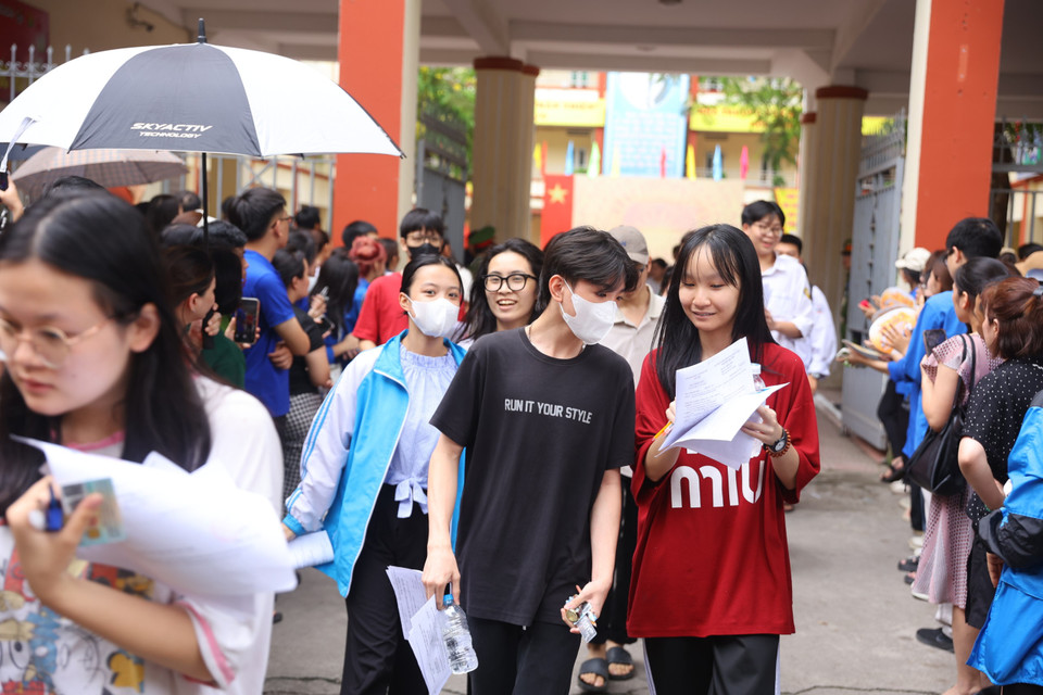 Các thí sinh thảo luận về đề thi sau khi hoàn thành môn thi Tiếng Anh. (Ảnh: PV/Vietnam+)