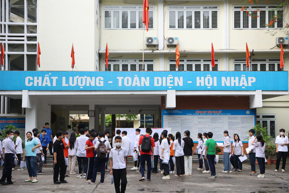 Tại các điểm thi vào lớp 10 sáng nay đều ghi nhận đông đảo thí sinh có mặt từ rất sớm. (Ảnh: PV/Vietnam+)