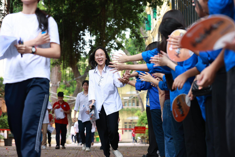 Thí sinh tự tin bước ra từ điểm thi trường Trung học cơ sở Việt Đức. (Ảnh: PV/Vietnam+)