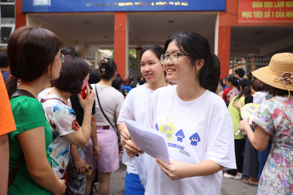 Nụ cười nhẹ nhõm của các thí sinh sau khi hoàn thành môn thi thứ hai. (Ảnh: PV/Vietnam+)