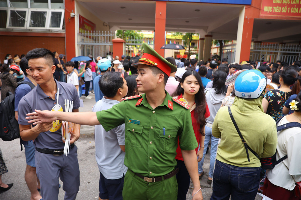 Lực lượng công an túc trực tại điểm thi trường Trung học cơ sở Nguyễn Trãi (Hà Đông, Hà Nội). (Ảnh: PV/Vietnam+)