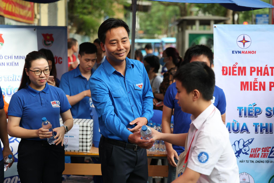 Đoàn thanh niên tiếp nước, 'tiếp lửa' cho thí sinh tham gia kỳ thi. (Ảnh: PV/Vietnam+)