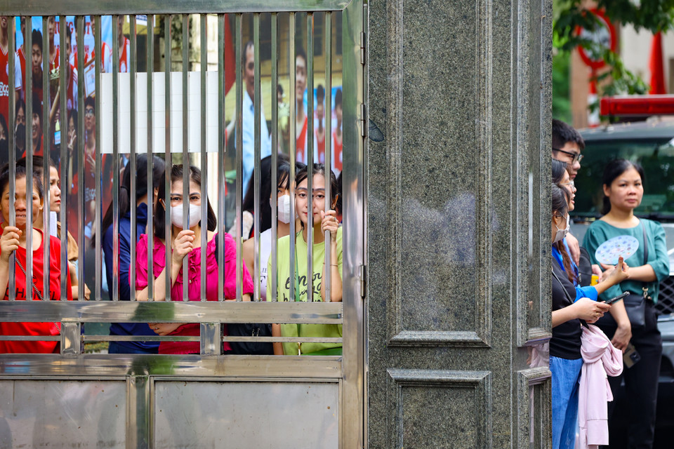 Các bậc phụ huynh đưa con em đi thi thấp thỏm chờ đợi sỹ tử trong kỳ thi vào lớp 10 trung học phổ thông tại Hà Nội. (Ảnh: PV/Vietnam+)