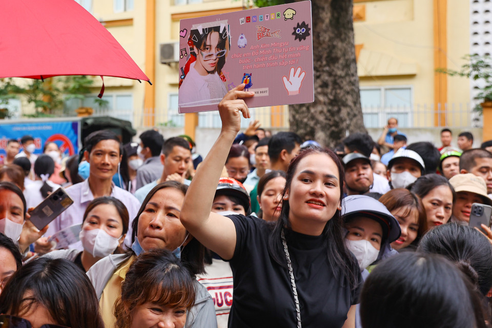 Cha mẹ luôn cổ vũ, khích lệ các con, đây là liều thuốc tinh thần rất lớn giúp sỹ tử tự tin hoàn thành tốt nhất bài thi. (Ảnh: PV/Vietnam+)