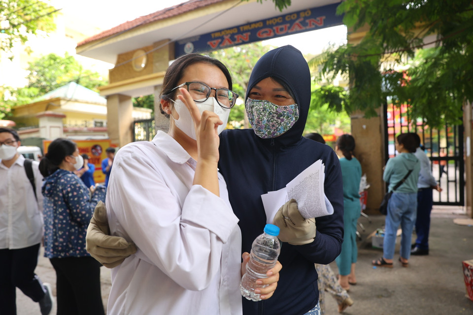 Niềm vui của phụ huynh và học sinh sau khi kết thúc kỳ thi tốt nghiệp Trung học phổ thông năm 2024. (Ảnh: PV/Vietnam+)
