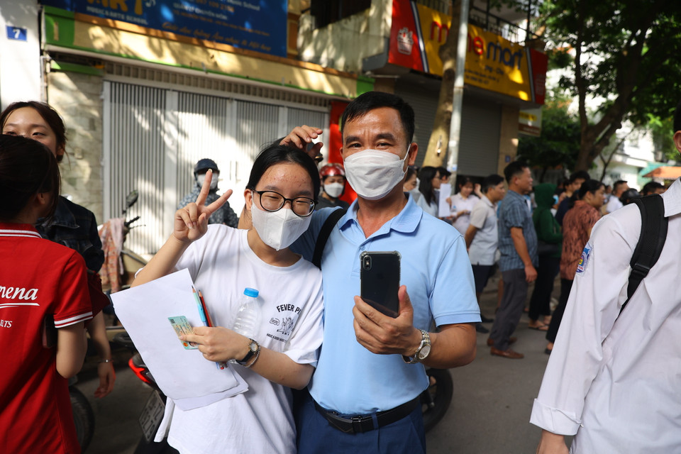 Sau khi hoàn thành kỳ thi với sự tự tin về kết quả cao, nhiều phụ huynh cho biết đã có kế hoạch ‘xả hơi’ cho các con. (Ảnh: PV/Vietnam+)