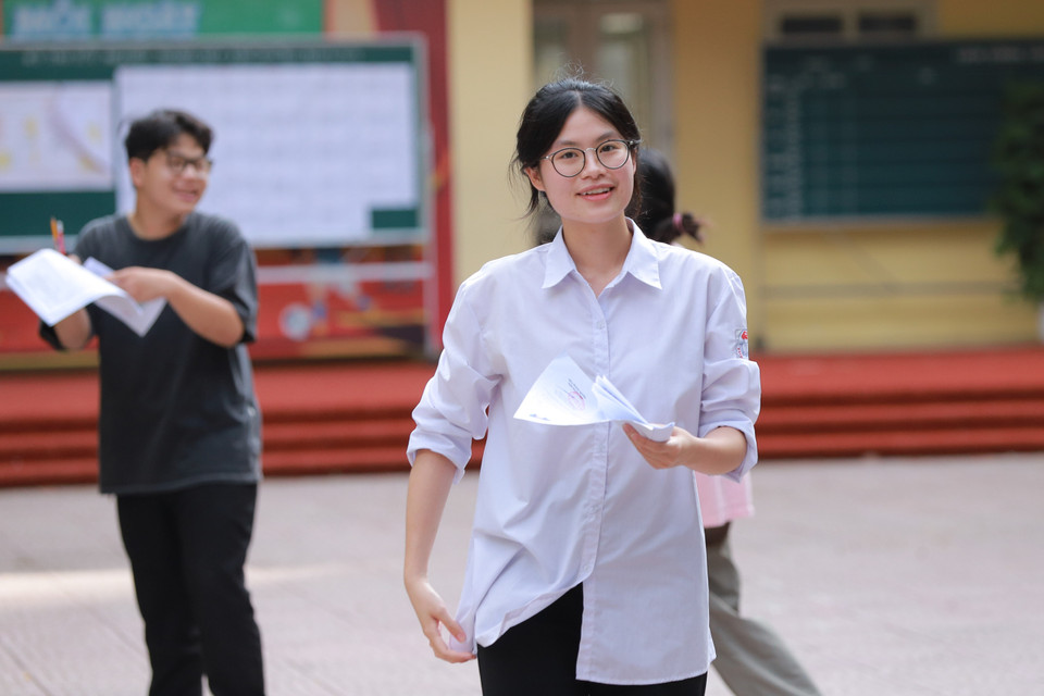 Một số sỹ tử nhận định đề thi năm nay dễ. Nhiều thí sinh thi để lấy điểm tốt nghiệp thở phào vì chắc chắn không bị điểm liệt môn Tiếng Anh. (Ảnh: PV/Vietnam+)