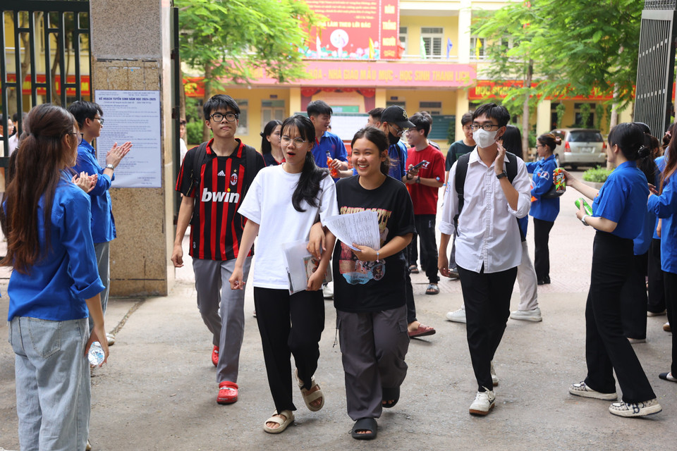 Nhiều thí sinh vui vẻ ra về với nụ cười rạng rỡ, chính thức kết thúc kỳ thi tốt nghiệp năm nay. (Ảnh: PV/Vietnam+)