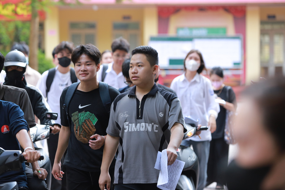 Tại điểm thi Trường Trung học cơ sở Văn Quán (Hà Đông, Hà Nội), các thí sinh kết thúc buổi thi cuối cùng với tâm trạng phấn khởi. (Ảnh: PV/Vietnam+)