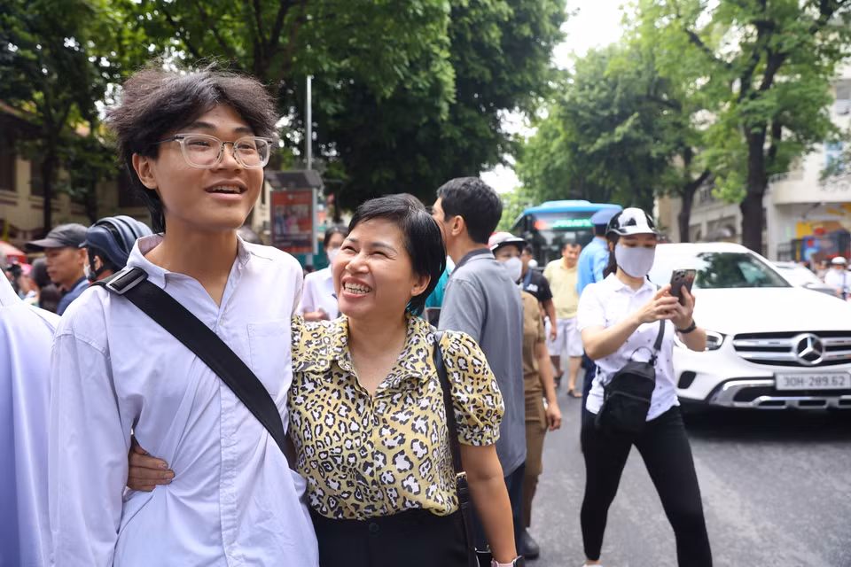 Niềm vui vỡ òa của phụ huynh và các sỹ tử sau khi hoàn thành bài thi. (Ảnh: PV/Vietnam+)