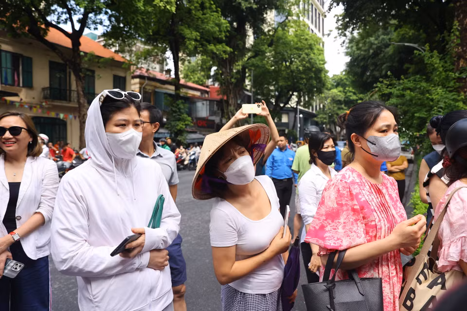Năm nay kỳ thi được tổ chức vào hai ngày trong tuần nên nhiều phụ huynh đã xin nghỉ 2 ngày để đưa con đi thi. (Ảnh: PV/Vietnam+)