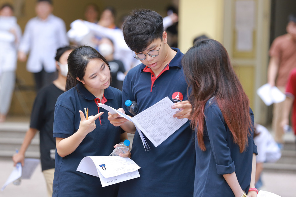 Các thí sinh bàn luận về đề thi. (Ảnh: PV/Vietnam+)