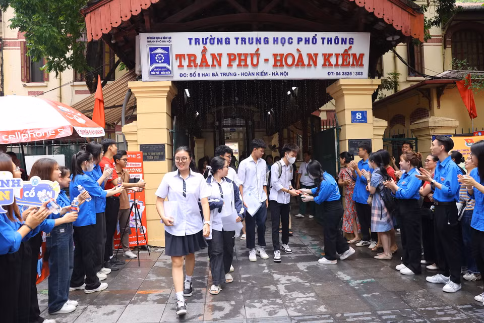 Màu xanh tình nguyện là lực lượng đông đảo luôn đồng hành cùng thí sinh trong các kỳ thi. (Ảnh: PV/Vietnam+)