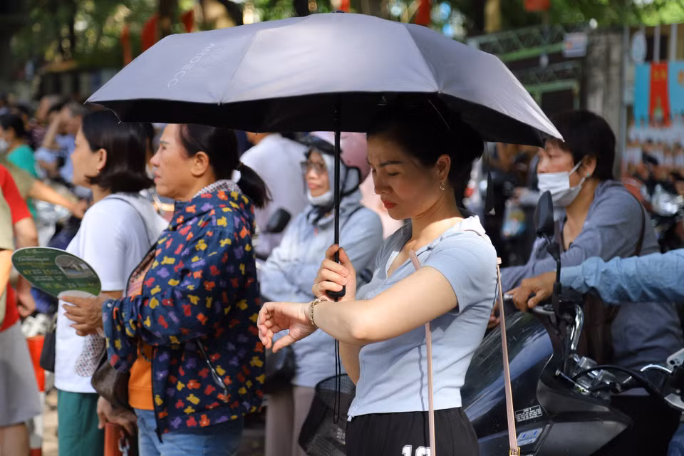 Lo lắng, hồi hộp, sốt ruột là tâm trạng chung của nhiều phụ huynh khi các con trong thời gian làm bài. (Ảnh: PV/Vietnam+)