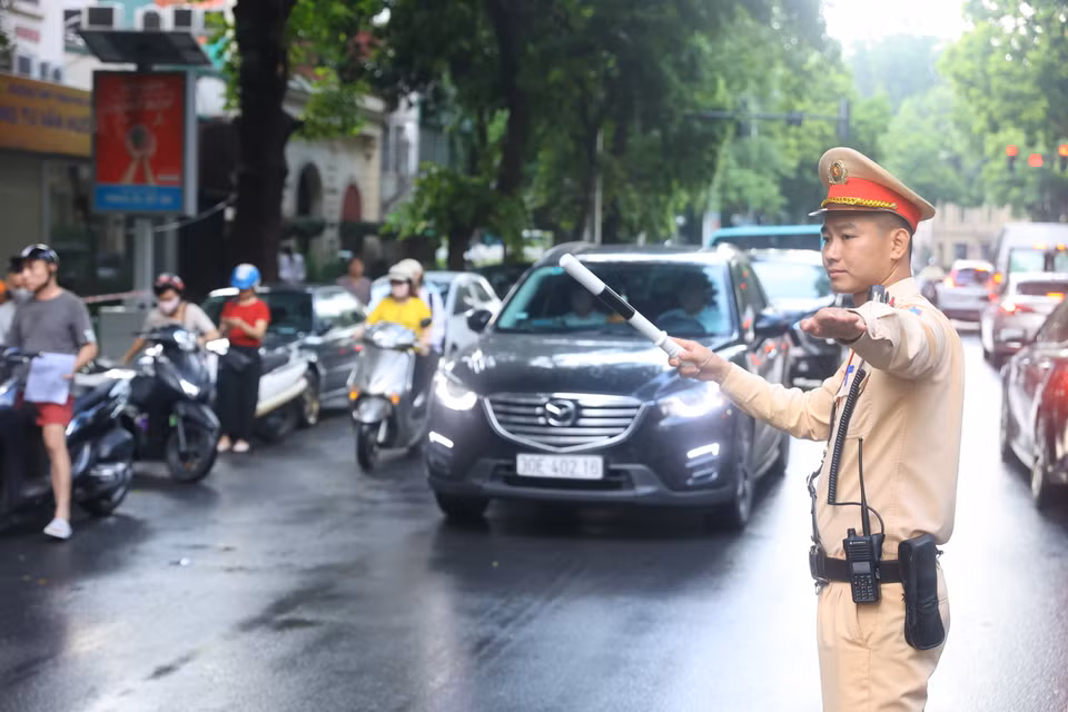Lực lượng cảnh sát giao thông luôn túc trực phân luồng giao thông tại các điểm thi. (Ảnh: PV/Vietnam+)