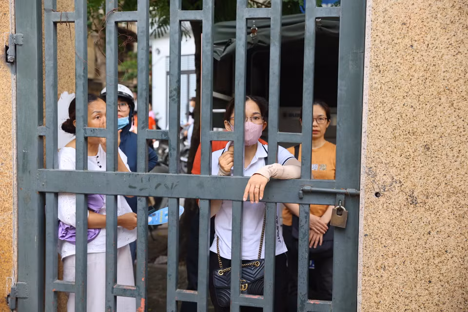 Luôn dõi theo từng bước chân thí sinh là những bậc làm cha mẹ túc trực phía bên ngoài những điểm thi. (Ảnh: PV/Vietnam+)