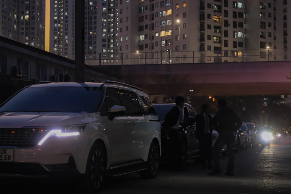 Anh Hà nhà gần trung tâm đăng kiểm chia sẻ: ‘Tôi đã xếp hàng ở trung tâm đăng kiểm 2927D từ 4 giờ chiều hôm trước để nhận chỗ cho buổi làm việc sáng hôm sau.’ (Ảnh: Hoài Nam/Vietnam+)