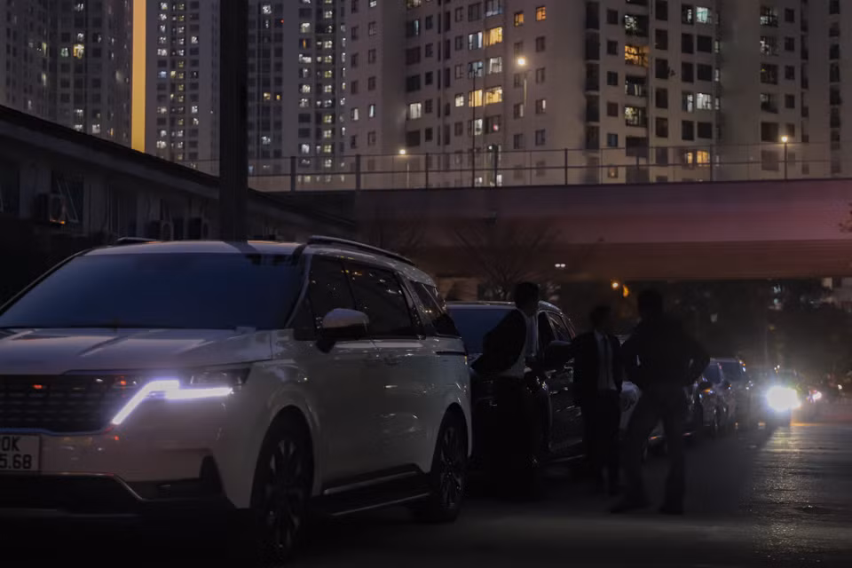 Anh Hà nhà gần trung tâm đăng kiểm chia sẻ: ‘Tôi đã xếp hàng ở trung tâm đăng kiểm 2927D từ 4 giờ chiều hôm trước để nhận chỗ cho buổi làm việc sáng hôm sau.’ (Ảnh: Hoài Nam/Vietnam+)