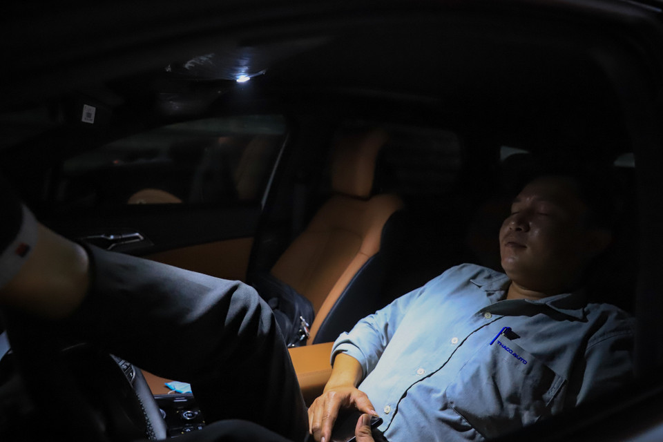 Hiện tại, Cục Đăng kiểm Việt Nam cũng đã công bố danh sách Hà Nội chỉ còn 20 trung tâm đăng kiểm đang hoạt động gồm: 2902S, 2902V, 2903V, 2904V, 2905V, 2907D, 2908D, 2910D, 2911D, 2912D, 2913D, 2915D, 2916D, 2917D, 2921D, 2922D, 2925D, 2927D, 2930D, 2932D, để người dân nắm được chủ động đưa xe đi đăng kiểm, tránh tình trạng đến các đơn vị đang đóng cửa làm mất thời gian. (Ảnh: Hoài Nam/Vietnam+)