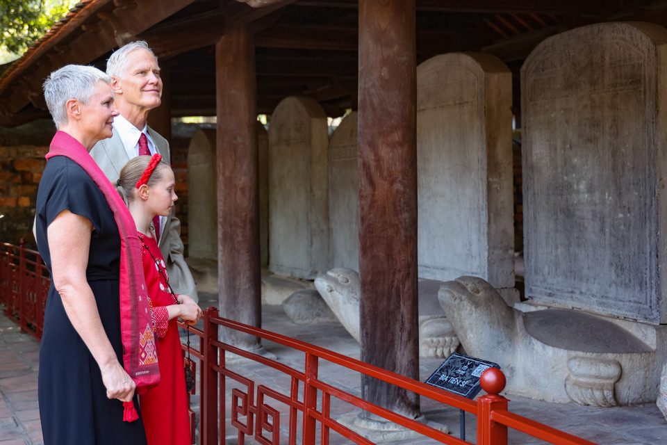 Trong năm đầu tiên ăn Tết Nguyên đán tại Việt Nam, đại sứ Na Uy Hilde Solbakken đã cùng gia đình đến Văn Miếu Quốc Tử Giám để trải nghiệm phong tục xin chữ đầu năm kết hợp thăm điểm đến văn hóa-du lịch nổi tiếng tại Thủ đô Hà Nội. (Ảnh: Hoài Nam/Vietnam+)
