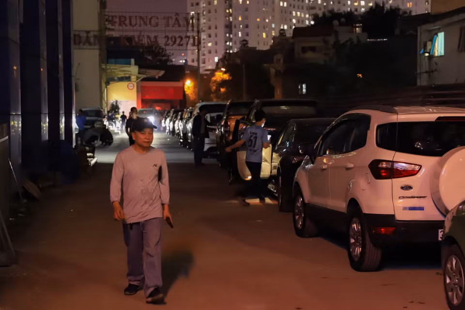 Do tại Hà Nội có tới 11 trung tâm đăng kiểm tạm dừng hoạt động nên hầu hết các cơ sở còn lại đều rơi vào trạng thái quá tải nghiêm trọng. (Ảnh: Hoài Nam/Vietnam+)