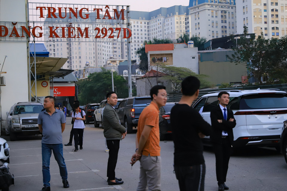 Theo chia sẻ của Giám đốc trung tâm đăng kiểm 2927D, ông Nguyễn Văn Dũng nói: ‘Trong thời điểm gần một tuần gần đây, số hồ sơ đăng kiểm tăng khoảng hơn 40% so với tháng trước đó.’ (Ảnh: Hoài Nam/Vietnam+)