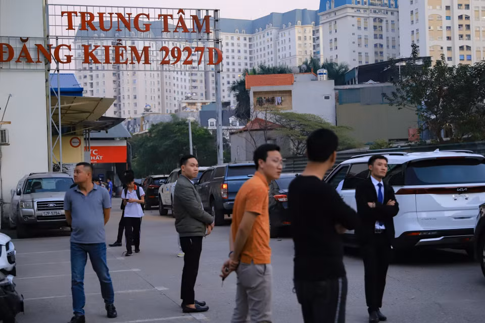 Theo chia sẻ của Giám đốc trung tâm đăng kiểm 2927D, ông Nguyễn Văn Dũng nói: ‘Trong thời điểm gần một tuần gần đây, số hồ sơ đăng kiểm tăng khoảng hơn 40% so với tháng trước đó.’ (Ảnh: Hoài Nam/Vietnam+)