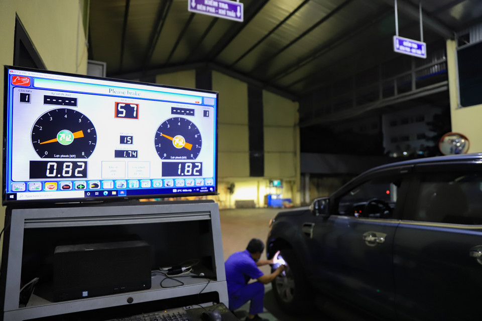 Các chủ phương tiện nên bảo dưỡng xe trước khi đi đăng kiểm tránh những lỗi rất nhỏ như hỏng đèn xe, chưa xử lý lỗi phạt nguội, đối với những xe vay thế chấp ngân hàng phải kiểm tra kỹ giấy tờ tránh tình trạng mất thời gian không cần thiết tại trung tâm. (Ảnh: Hoài Nam/Vietnam+)