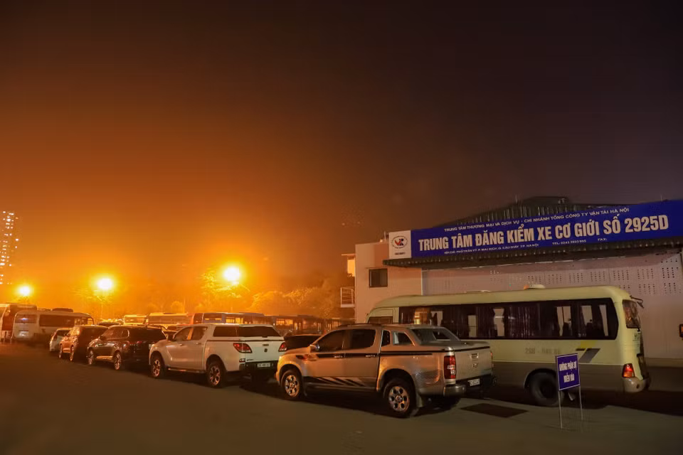 Tại trung tâm đăng kiểm số 2925D (Cầu Giấy, Hà Nội) cũng ghi nhận tình trạng ôtô nối đuôi nhau xếp hàng dài. (Ảnh: Hoài Nam/Vietnam+)