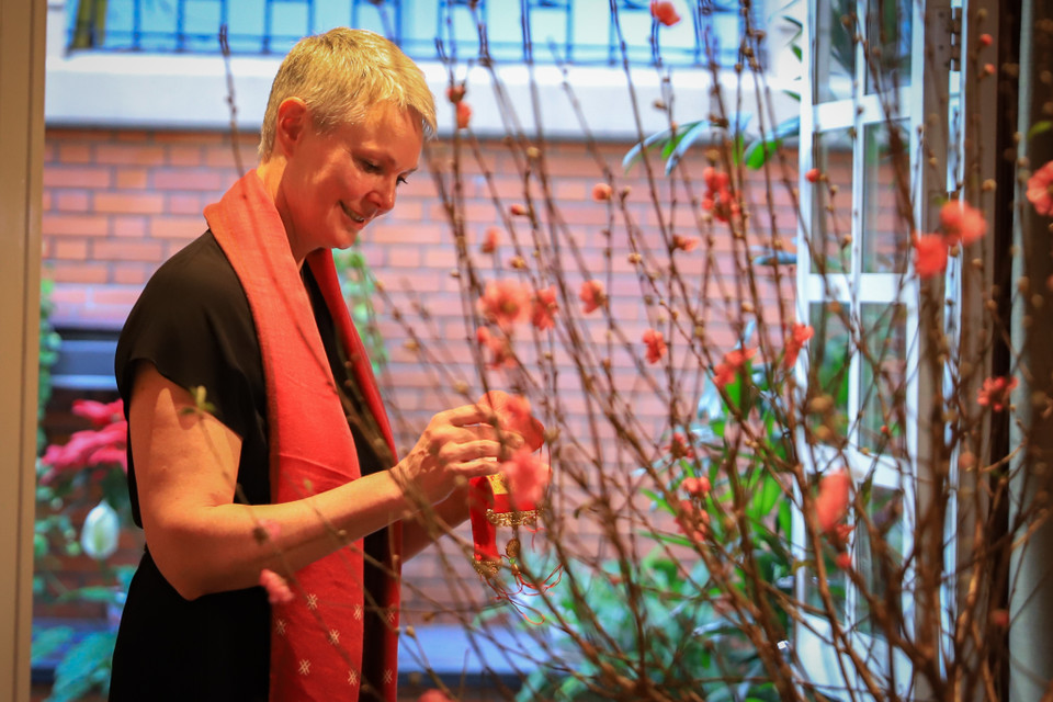 Bà đại sứ rất vui khi biết đây là điểm chung giữa hai quốc gia, khi người thân, gia đình là điều được ưu tiên hàng đầu trong dịp chuyển giao năm cũ-mới. (Ảnh: Hoài Nam/Vietnam+)