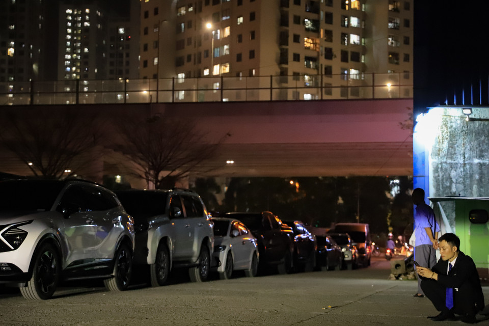 Những người nhận đăng kiểm giúp khách hàng tại các showroom ôtô cũng ngao ngán với tình trạng xếp hàng này, họ chỉ có cách ngủ lại qua đêm để trông xe. (Ảnh: Hoài Nam/Vietnam+)