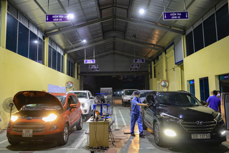 Hiện tại nhân lực tại trung tâm có hạn, mỗi người đều phải tăng ca và làm việc hết công suất để xử lý số lượng xe lớn tới đăng kiểm. (Ảnh: Hoài Nam/Vietnam+)