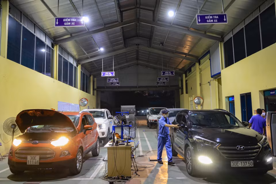 Hiện tại nhân lực tại trung tâm có hạn, mỗi người đều phải tăng ca và làm việc hết công suất để xử lý số lượng xe lớn tới đăng kiểm. (Ảnh: Hoài Nam/Vietnam+)