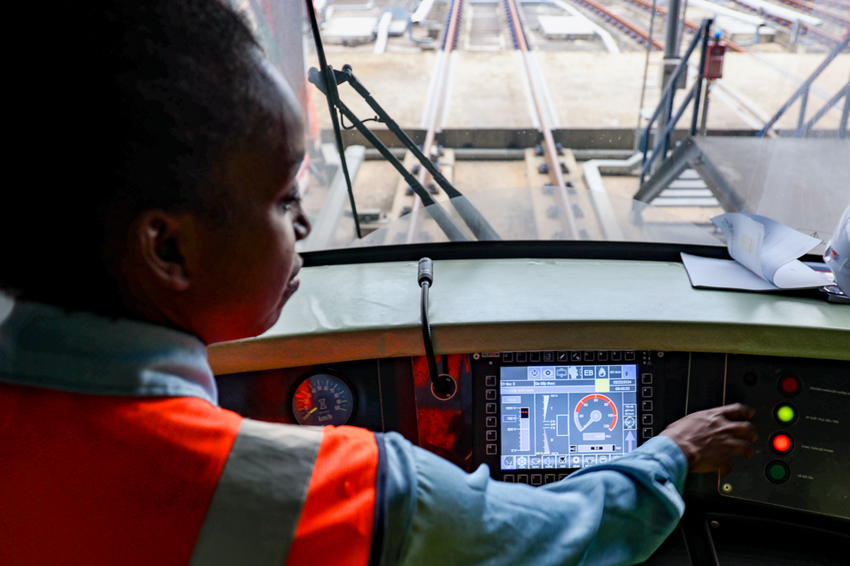 Đào tạo phòng điều khiển (OCC) bao gồm các vị trí: Trưởng OCC, Nhân viên điều độ chạy tàu; Nhân viên điều phối điện; Nhân viên giám sát tín hiệu; Nhân viên điều độ - Kiểm soát môi trường... (Ảnh: PV/Vietnam+)