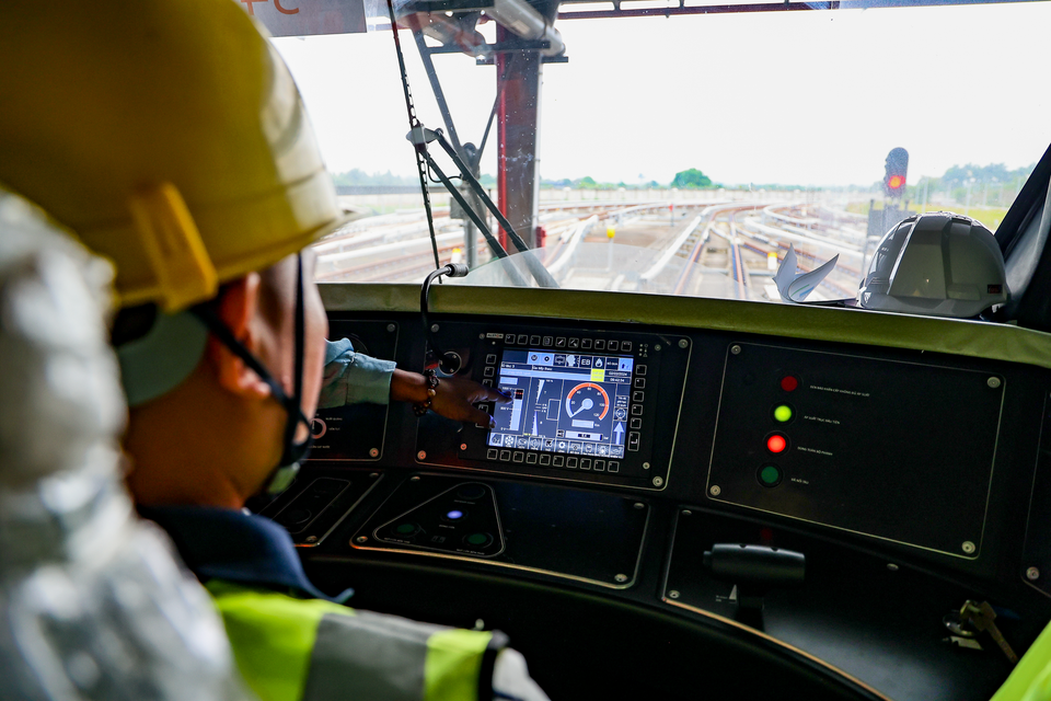 RAMP-UP được chia làm 2 giai đoạn chính. Giai đoạn 1: Tập trung các nhân sự vận hành (nhân sự thuộc phòng điều khiển OCC và nhân sự thuộc tổ Lái tàu), đây là 2 tổ nhân sự quan trọng để đảm bảo việc vận hành tàu an toàn và hiệu quả. (Ảnh: PV/Vietnam+)