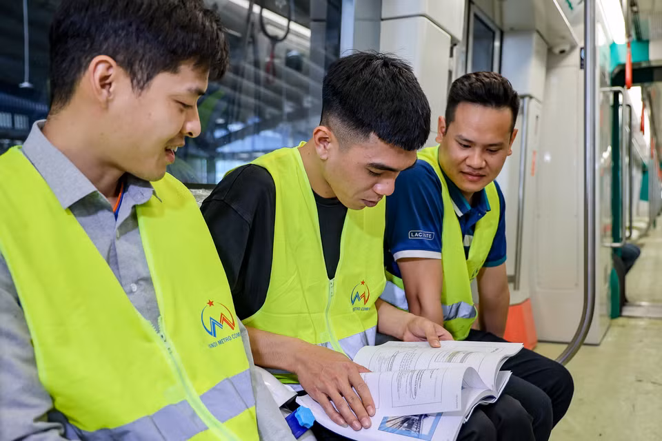 Anh Bùi Văn Thành hiện đang làm lái tàu của tuyến đường sắt trên cao Cát Linh - Hà Đông cũng là học viên khóa lái tàu lần này cho biết: “Về công nghệ, hai tuyến đường sắt này có khác nhau, tuy nhiên, quy trình vận hành tương đối giống nhau. Có kinh nghiệm lái tàu tuyến Cát Linh - Hà Đông việc, học với tôi dễ dàng hơn rất nhiều.” (Ảnh: PV/Vietnam+)