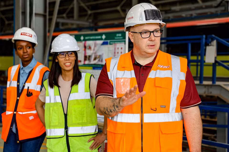 Chuyên gia đào tạo lái tàu của Systra - ông Benoit Picout cho biết các lái tàu đã trải qua 7 đợt tập huấn và lần này là đợt cuối cùng, kéo dài 15 ngày. Hiện đang tập trung đào tạo về các quy định an toàn khi vận hành cho các học viên. (Ảnh: PV/Vietnam+)