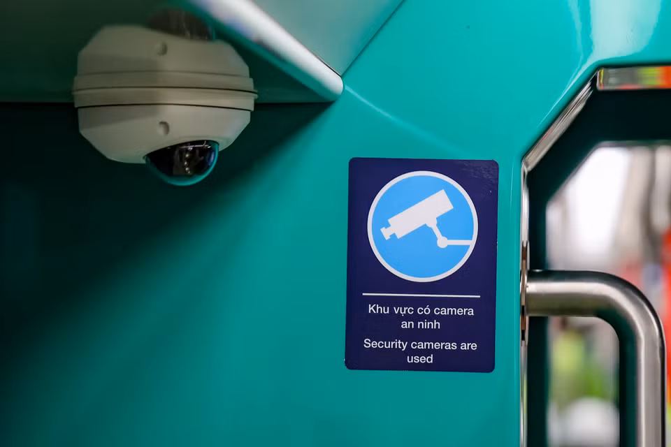 Hệ thống camera, cảm biến vật cản ở cửa, hệ thống chống ngủ gật... là những công nghệ mới chưa có trên tuyến đường sắt đô thị Cát Linh - Hà Đông. (Ảnh: PV/Vietnam+)