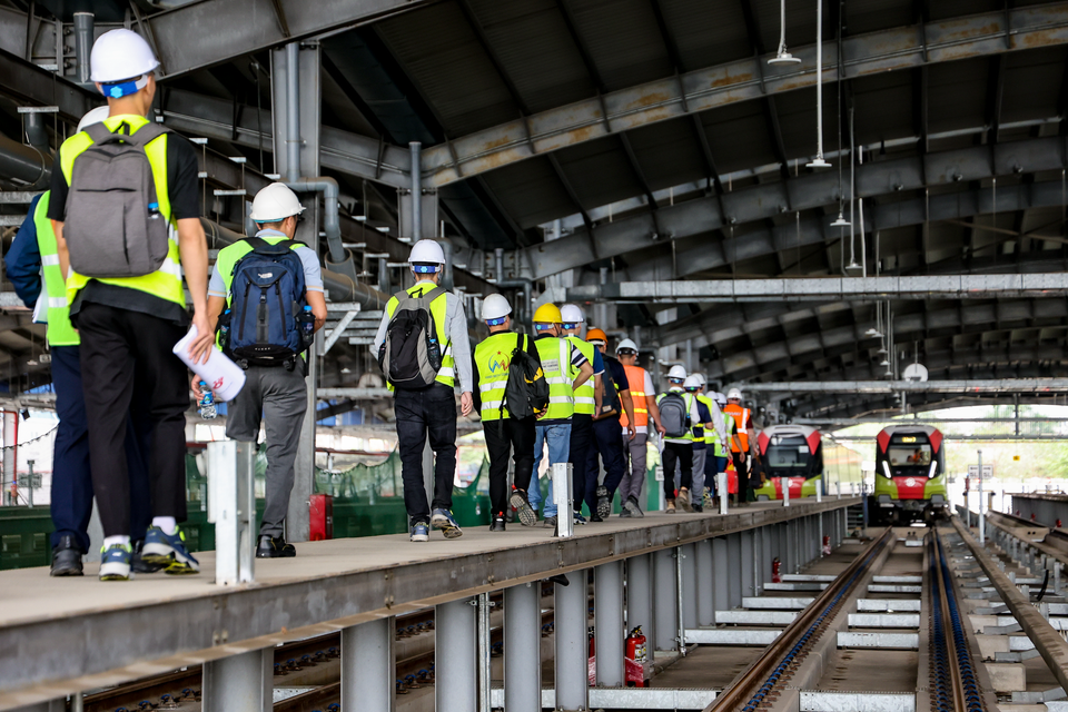 Để chuẩn bị cho việc vận hành thương mại tuyến đường sắt đô thị Nhổn - ga Hà Nội (đoạn trên cao từ Depot đến ga S8), Ban Quản lý Metro Hà Nội (MRB) đang gấp rút đào tạo thực tế (RAMP-UP) cho 50 học viên lái tàu kéo dài khoảng 4 tháng để hoàn thiện chuyên môn nhằm phục vụ tuyến Metro vận hành thương mại dự kiến vào tháng 6/2024. (Ảnh: PV/Vietnam+)