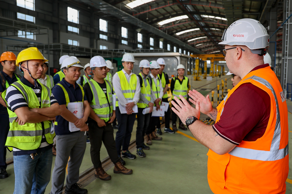 RAMP-UP là một phần trong kế hoạch chuẩn bị sẵn sàng cho vận hành thử theo hình thức đào tạo thực tế. Quá trình này giúp các nhân sự được ôn tập lại các kiến thức đã được đào tạo, tăng cường sử dụng các thiết bị thuần thục, đồng thời nâng cao năng lực phối hợp trong việc vận hành tuyến. (Ảnh: PV/Vietnam+)