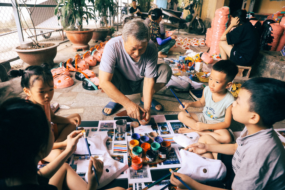 Bên cạnh đó, khoảng sân nhà ông còn là địa điểm tụ hội của những đứa trẻ yêu thích đồ chơi truyền thống. (Ảnh: Hoài Nam/Vietnam+)