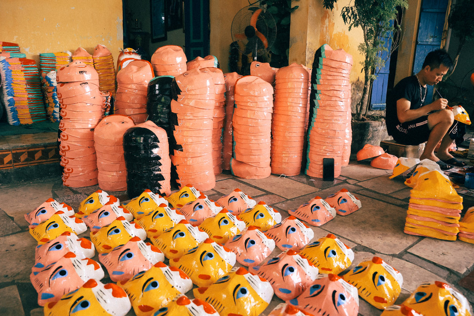 Mặt hàng phổ biến tại cơ sở là mặt nạ giấy bồi được làm hoàn toàn thủ công. (Ảnh: Hoài Nam/Vietnam+)