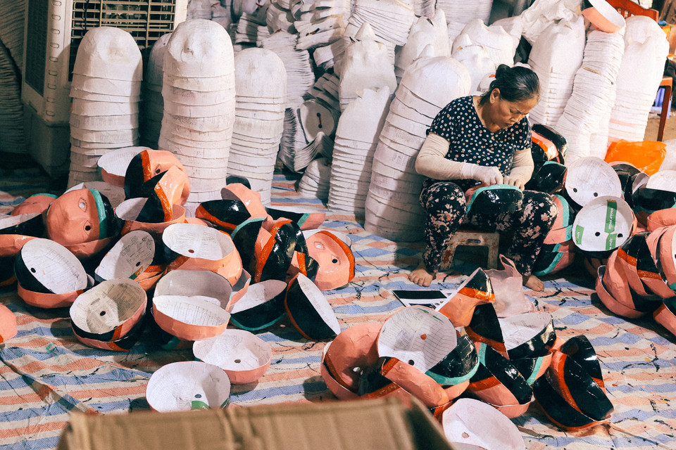Mặc dù thời điểm hiện tại có đa dạng các mặt hàng đồ chơi hiện đại, bắt mắt nhưng những chiếc mặt nạ giấy bồi truyền thống vẫn được ưa chuộng. Gia đình ông Đông mỗi năm sản xuất và tiêu thụ từ 10-15 nghìn chiếc. (Ảnh: Hoài Nam/Vietnam+)