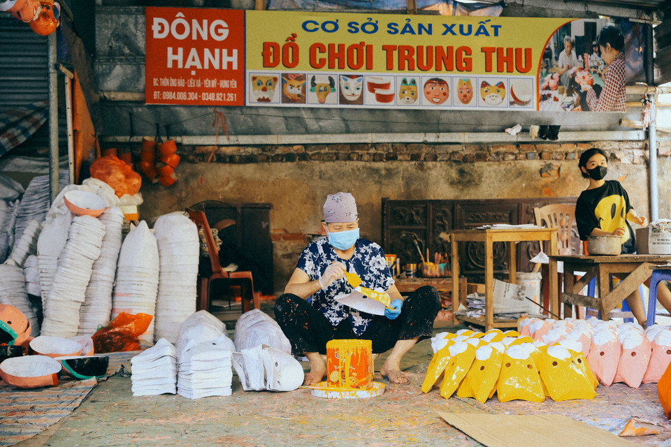 Gia đình ông Vũ Huy Đông là một trong những gia đình hiếm hoi vẫn cần mẫn hơn 40 năm gìn giữ nghề truyền thống này. (Ảnh: Hoài Nam/Vietnam+)