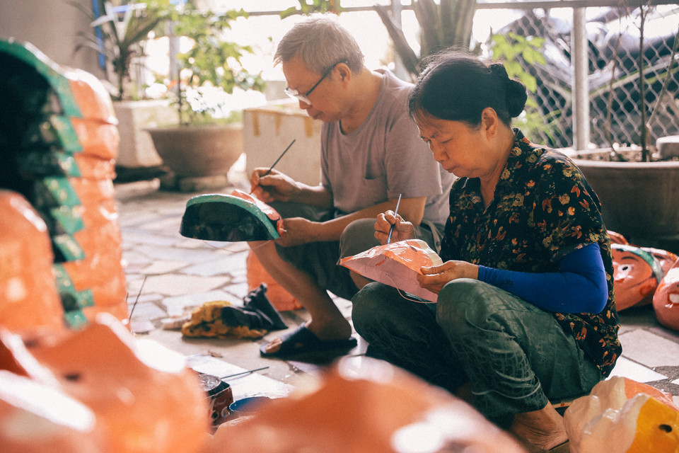 Làm mặt nạ giấy bồi là một công việc không quá khó và phức tạp, tuy nhiên đòi hỏi người thợ phải có tính tỉ mỉ, cẩn thận trong từng khâu sản xuất. (Ảnh: Hoài Nam/Vietnam+)