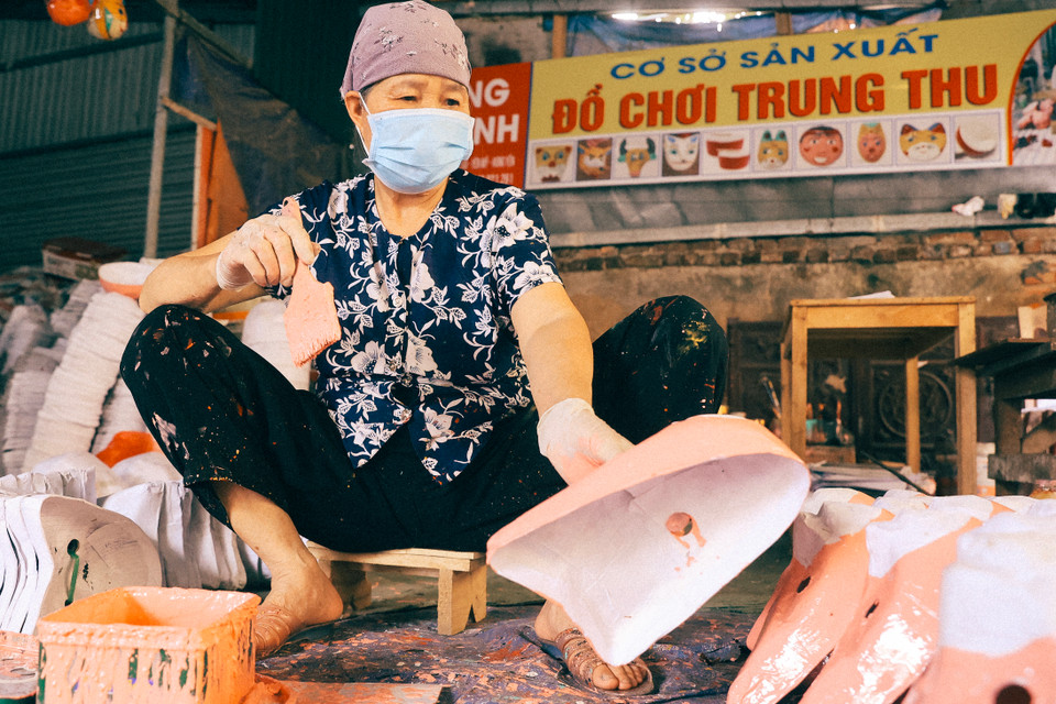 Những chiếc mặt nạ giấy bồi khô sẽ có hình dạng rất chắc chắn, sẵn sàng được đem đi vẽ và tô màu, tỉa các chi tiết thừa để hoàn thiện. (Ảnh: Hoài Nam/Vietnam+)
