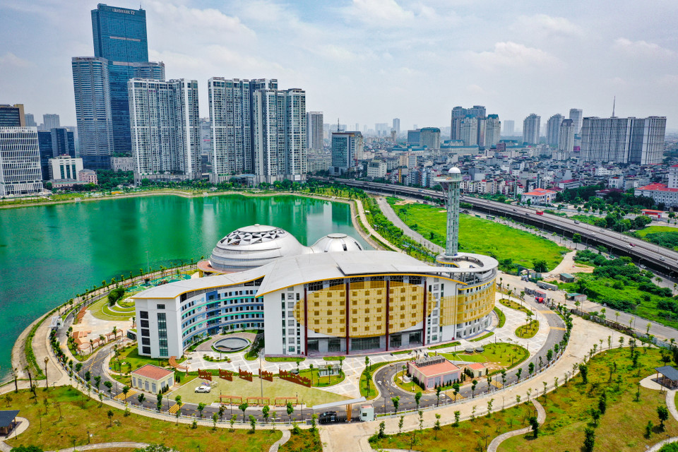 Dự án khởi công từ tháng 11/2021 với tổng mức đầu tư hơn 1.300 tỉ đồng, do Ban Quản lý dự án đầu tư xây dựng công trình văn hóa - xã hội thành phố Hà Nội làm chủ đầu tư. (Ảnh: Hoài Nam/Vietnam+)