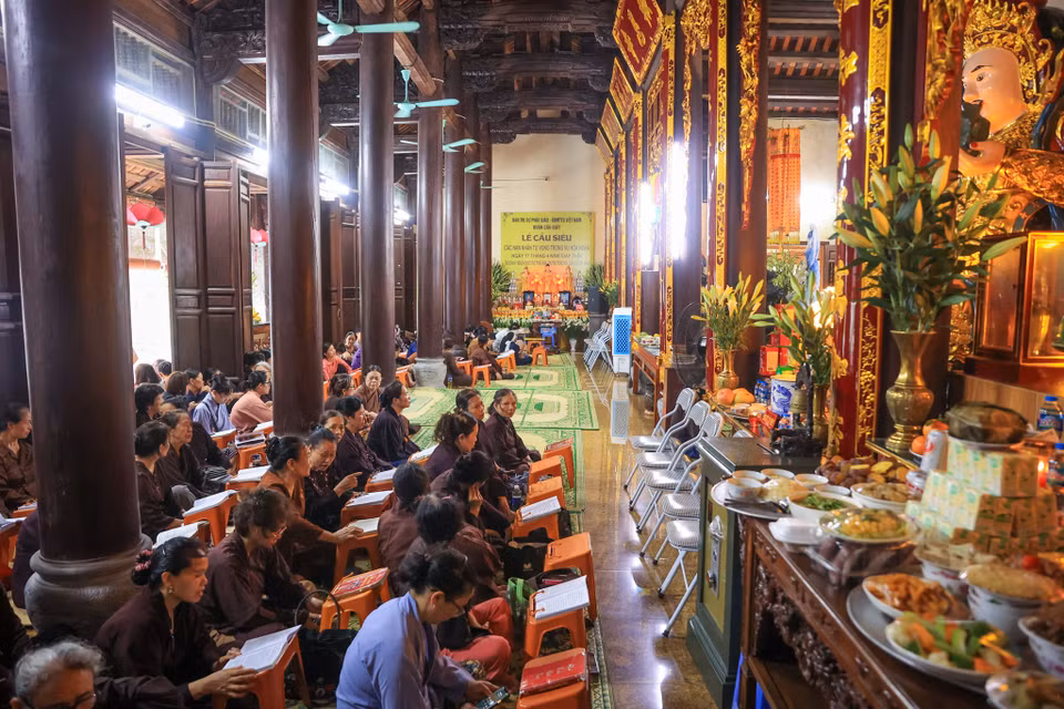 Ngay từ sớm, đã có rất nhiều phật tử đến chính điện chùa Trung Kính Hạ đợi tổ chức buổi lễ cầu siêu cho các nạn nhân. (Ảnh: PV/Vietnam+)